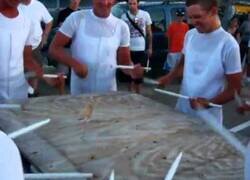 Enlace a Estos tamborileros tocando sobre una tabla de madera es lo más hipnótico que verás hoy