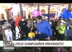 Enlace a Nicolás Maduro intenta soplar las velas de su cumpleaños con la mascarilla puesta
