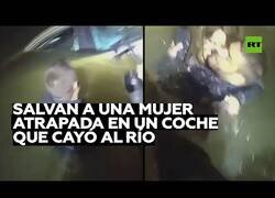 Enlace a Rescatan a una mujer que cayó al río con su coche