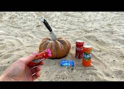 Enlace a Experimento: Juntando Coca-Cola, Fanta y Mentos dentro de una calabaza