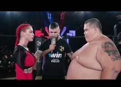 Enlace a La polémica pelea entre una mujer de 63 kg y un hombre de 240 kg