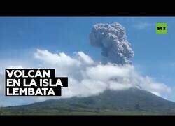 Enlace a El volcán Lewotolo de Indonesia entrando en erupción