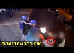 Enlace a Policía vestido de paisano evita el atraco de una heladería en la que se encontraba con su hijo