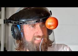 Enlace a Haciendo girar una manzana con aire comprimido hasta que explota
