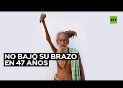 Enlace a El hombre que lleva 47 años con el brazo en alto