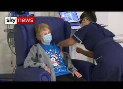 Enlace a La primera persona en vacunarse contra la COVID en todo el mundo