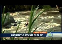 Enlace a Rescatan a un profesor y a su alumna en un río