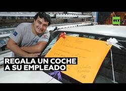 Enlace a Le regala un coche a su empleado por su compromiso