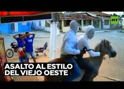 Enlace a Asaltan una tienda en Brasil montados a caballo