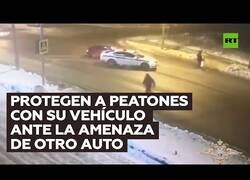 Enlace a Un coche de policía evita que dos peatones sean atropellados