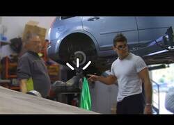 Enlace a Llena el depósito del coche con detergente y lo lleva al mecánico