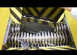 Enlace a Triturando un ordenador portátil y otros objetos