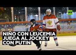 Enlace a Niño con leucemia juega al hockey sobre hielo con Vladimir Putin