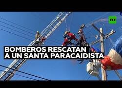 Enlace a Rescatan a un Santa Claus que había quedado enredado en un poste de electricidad