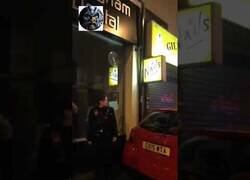 Enlace a Espectacular llegada de este policía haciendo un trompo