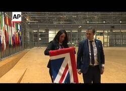 Enlace a Así fue la histórica retirada de la bandera británica de la sede de la Unión Europea