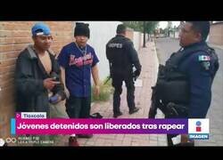 Enlace a Jóvenes se libran de ser detenidos rapeando