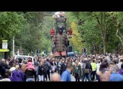 Enlace a Las increíbles marionetas gigantes que tradicionalmente paseaban por las calles de Liverpool