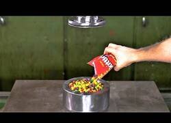 Enlace a ¿Qué pasa si pones Skittles en un prensa hidráulica?
