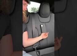 Enlace a La velocidad de este Tesla te deja pegado al asiento, literalmente