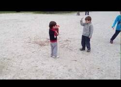 Enlace a Tan solo dos niños italianos discutiendo