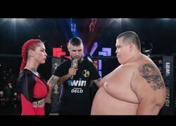 Enlace a La pelea entre una luchadora profesional de MMA y un luchador de sumo 4 veces más pesado que ella