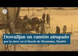 Enlace a Una multitud desvalija un camión atrapado por la nieve en Madrid
