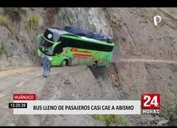 Enlace a Un bus casi cae al abismo tras pasar por una carretera peruana en pésimo estado