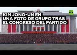Enlace a Kim Jong-Un participa en una foto de grupo masiva