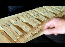 Enlace a Construyendo un piano con palos de helado