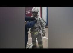 Enlace a Así se tienen que quitar el hielo de encima los bomberos de Yakutia, a -50 ºC