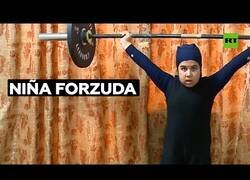 Enlace a Niña de diez años sorprende por su fuerza para levantar pesas