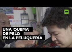 Enlace a Así se corta el pelo con un hierro ardiendo