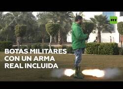 Enlace a Fabrica unas botas militares con arma de fuego incluida