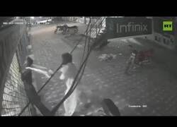 Enlace a Un hombre salva a su compañero de ser electrocutado