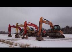 Enlace a Magnífica coreografía de cuatro máquinas excavadoras en la nieve