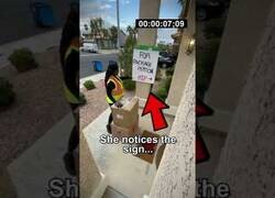 Enlace a Una repartidora sigue instrucciones para hacer feliz a un niño por su cumpleaños