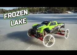 Enlace a Controlando un coche teledirigido con discos de corte como ruedas en un lago helado