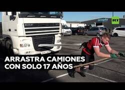 Enlace a Un joven de 17 años arrastra camiones con sus propias manos