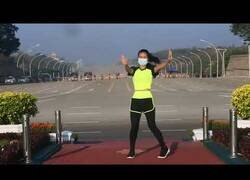 Enlace a El vídeo viral en el que una profesora hace su clase de aerobic mientra se comente un golpe de estado en Birmania de fondo