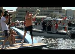 Enlace a Tom Brady pasa el trofeo de la Super Bowl de un barco a otro