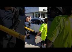 Enlace a Roban un coche pero el sistema de seguridad les impide huir