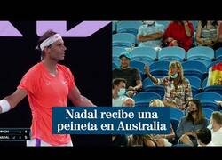 Enlace a Una mujer interrumpe un partido de Rafa Nadal para hacerle una peineta