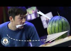 Enlace a El récord mundial de clavar aviones de papel en sandías