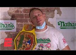 Enlace a Así es el campeonato mundial de engullir salchichas