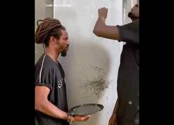 Enlace a El hombre que dibujaba retratos con el rostro del modelo