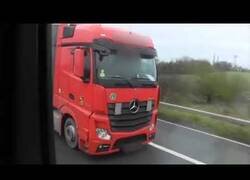 Enlace a Un camionero novel conduce con dos móviles en las manos