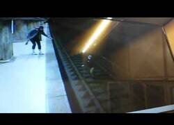 Enlace a Una mujer queda a poco centímetros de ser atropellada por un metro en Rumanía