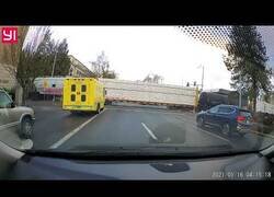 Enlace a Un tren embiste a un trailer en plena calle