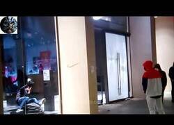Enlace a Roba en tienda y al salir se golpea con el cristal